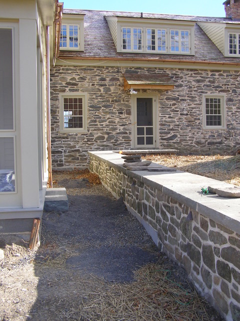 Historic Stone House Renovation lantlig-fasad