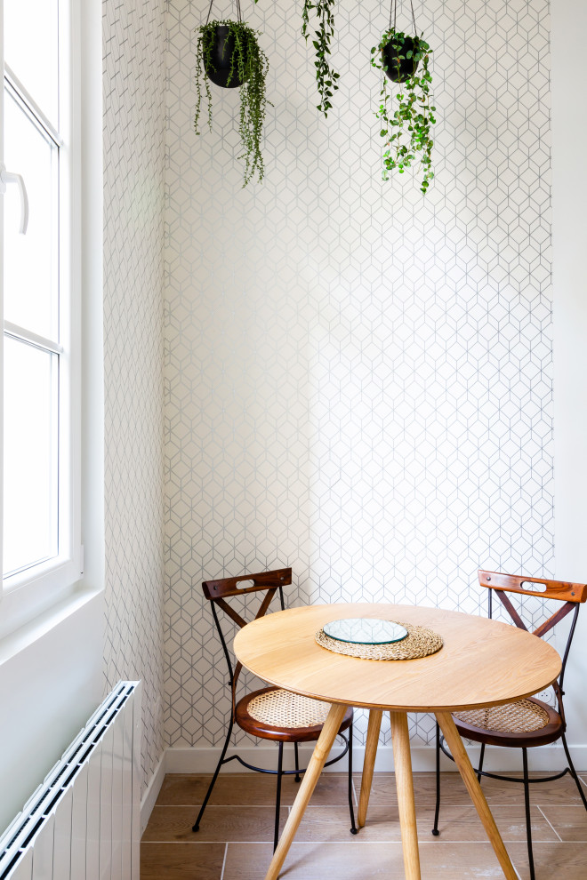 Idées déco pour une petite salle à manger ouverte sur le salon scandinave avec mur métallisé, un sol en carrelage de céramique, un sol beige et du papier peint.
