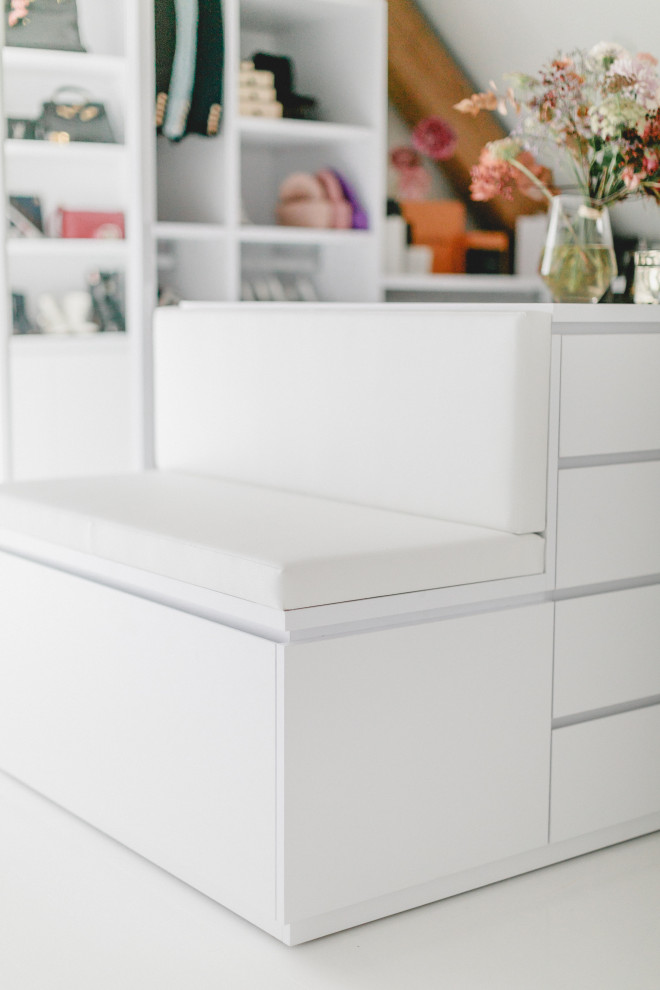 Großes, Neutrales Modernes Ankleidezimmer mit Ankleidebereich, offenen Schränken, weißen Schränken, Marmorboden und weißem Boden in Köln