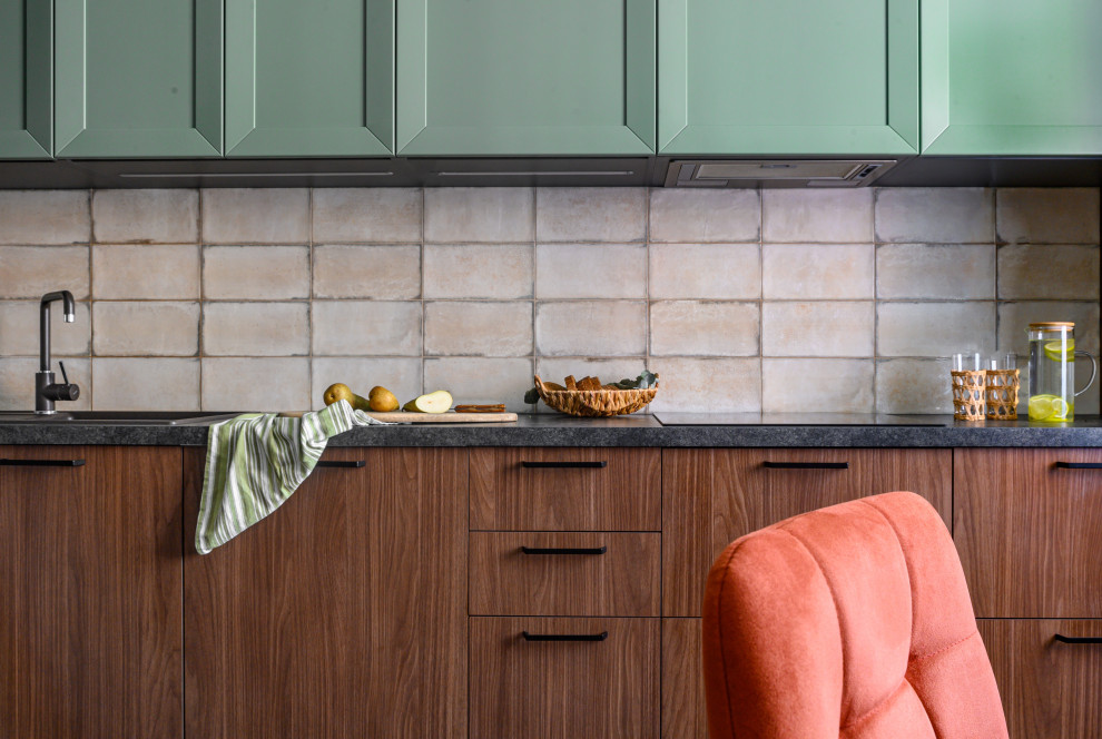 Inredning av ett modernt avskilt, mellanstort svart linjärt svart kök, med en nedsänkt diskho, luckor med upphöjd panel, gröna skåp, bänkskiva i kvarts, beige stänkskydd, stänkskydd i keramik, rostfria vitvaror, laminatgolv och brunt golv