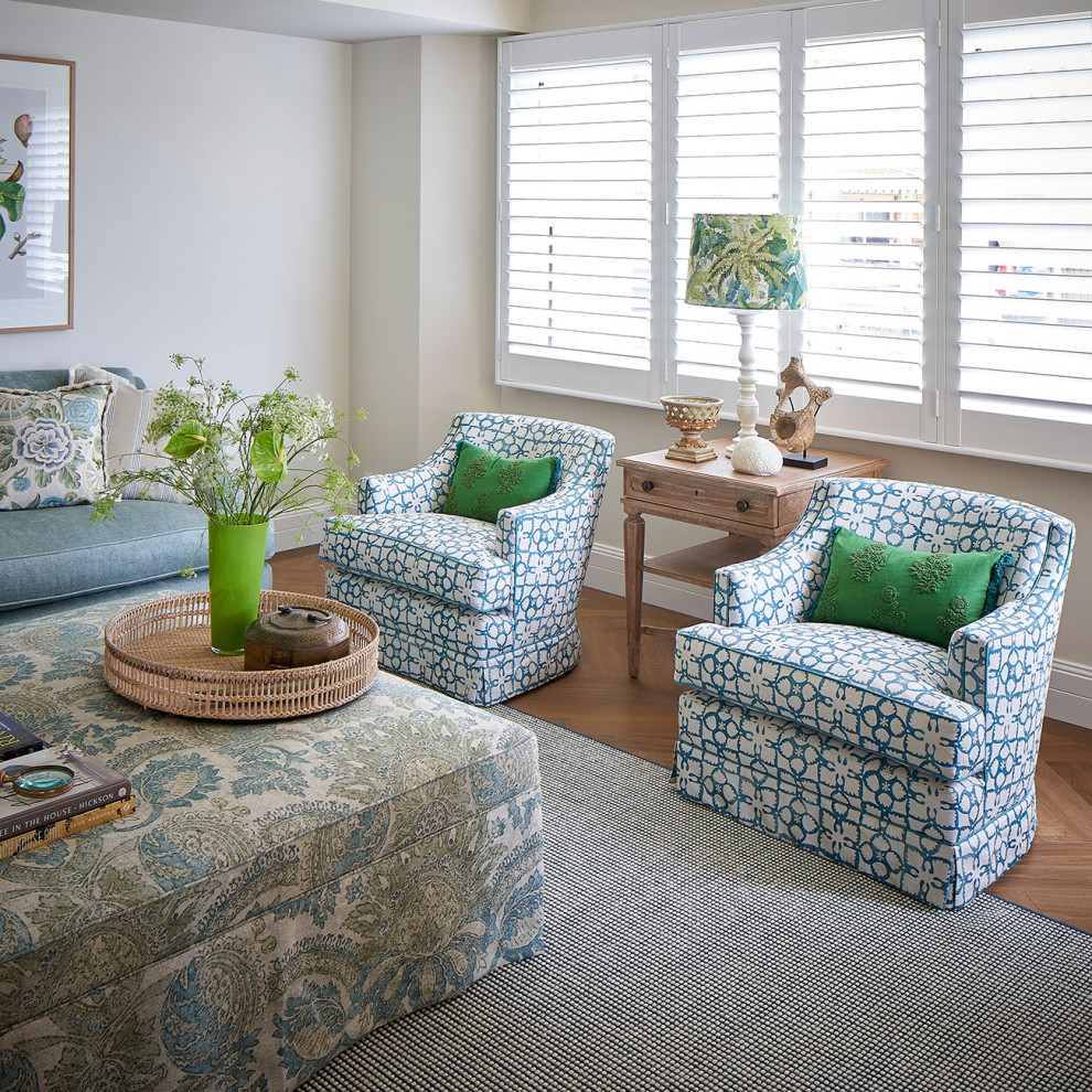 Esempio di un grande soggiorno stile marino aperto con pareti beige, pavimento in legno massello medio e pavimento marrone
