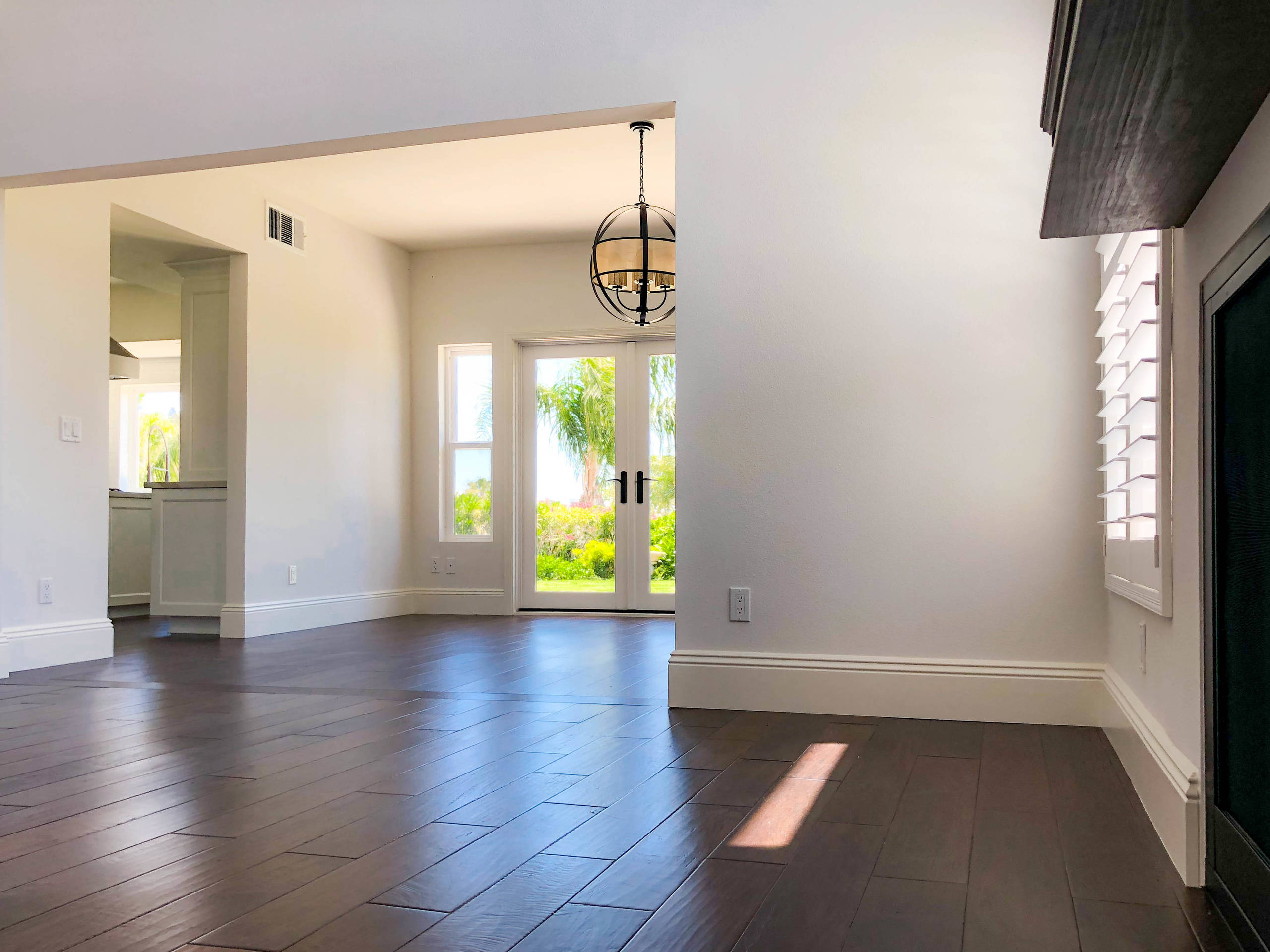 Malibu, CA - Complete Home Remodel / Great room looking into Dinning room to back patio area.