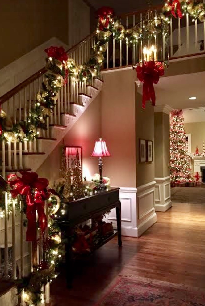 Example of a transitional home design design in Chicago