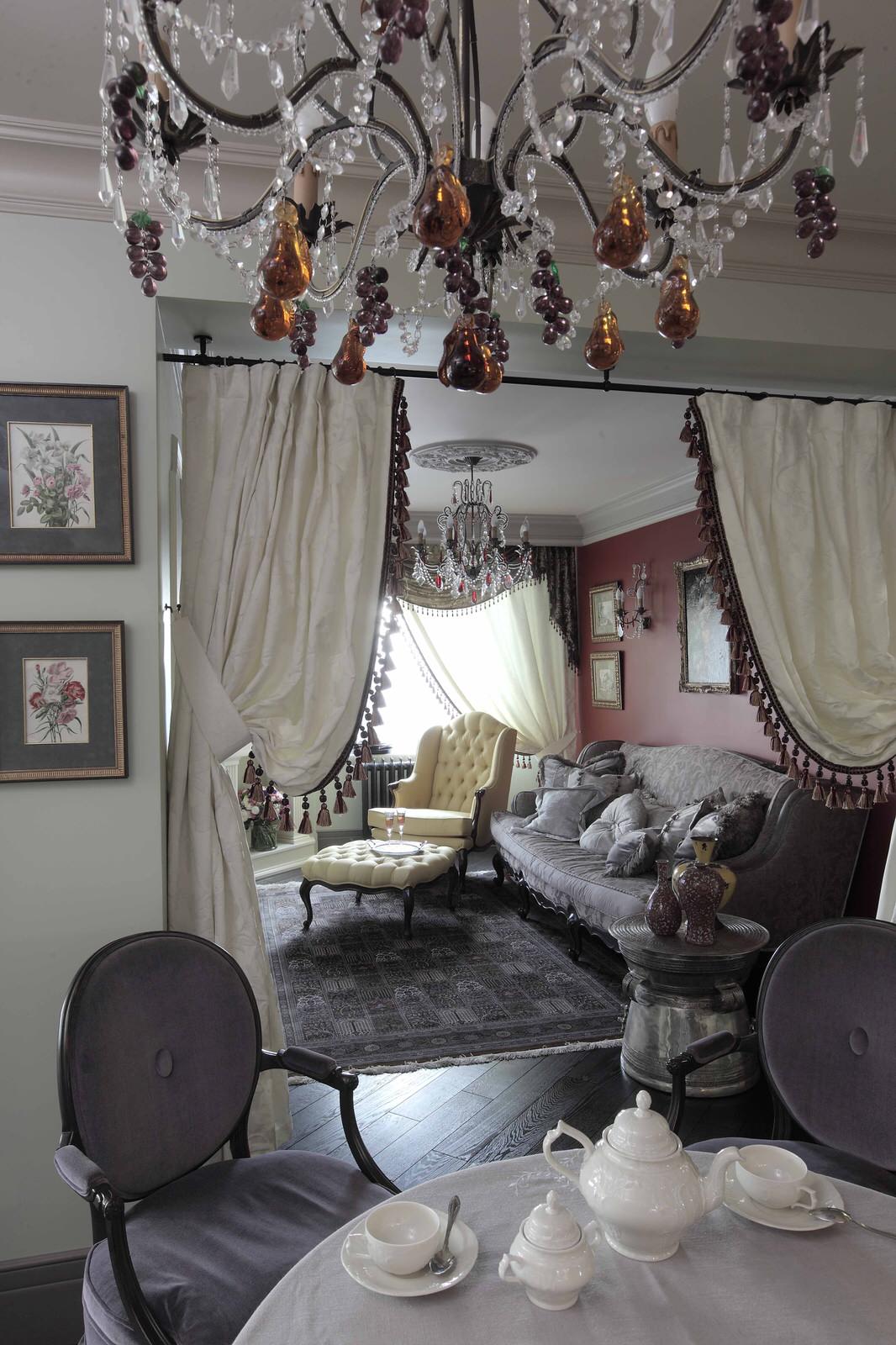 Квартира в классическом стиле. Сложная отделка, ручная роспись стен