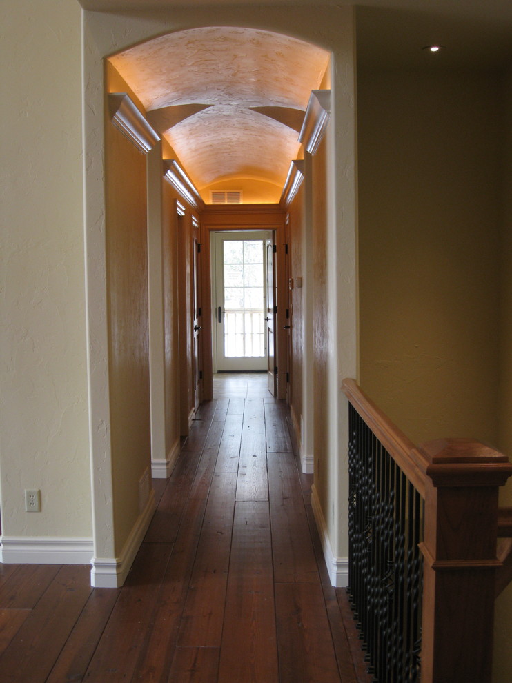 На фото: коридор в классическом стиле с