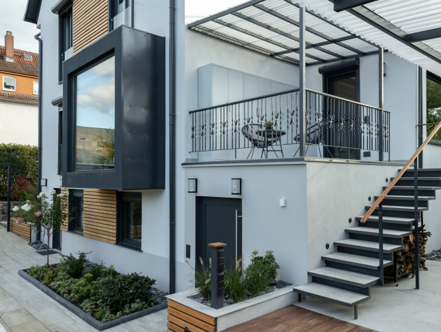 Modernes Einfamilienhaus mit leuchtendem Glaskubus contemporaneo-terraza-y-balcon