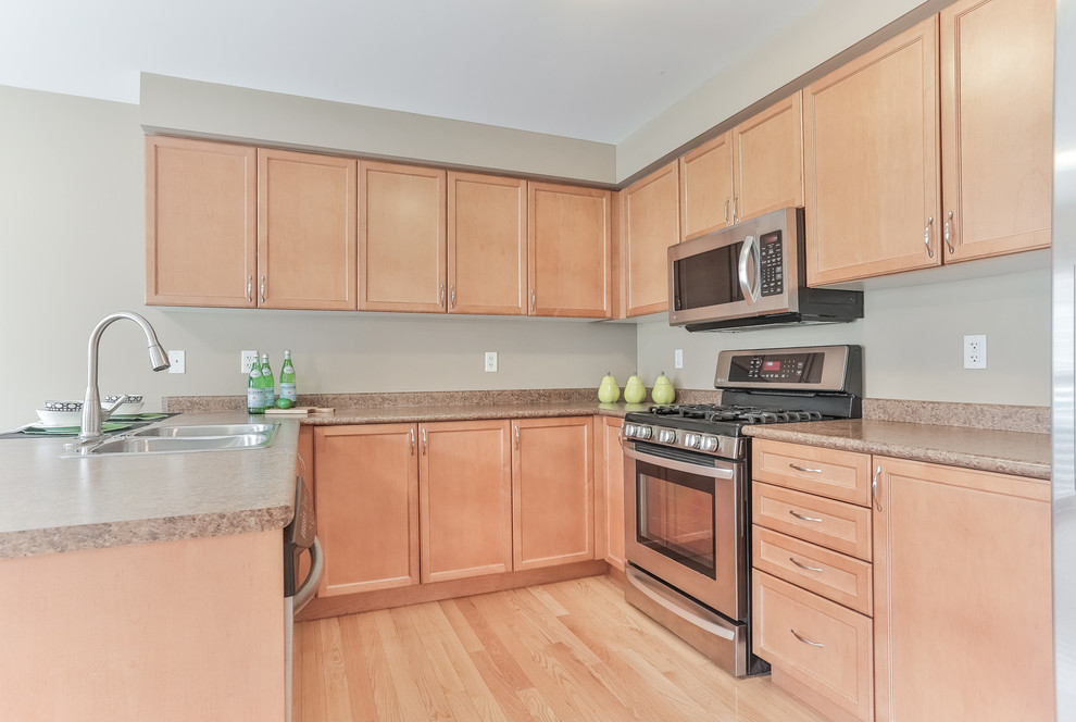 Kitchen - transitional kitchen idea in Toronto