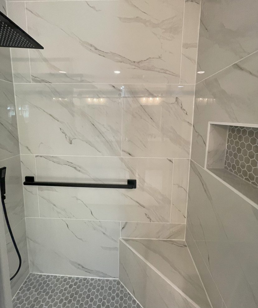 Immagine di una stanza da bagno contemporanea con top in quarzo composito, top bianco e due lavabi