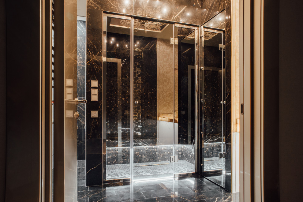 Стеклянная группа в хамаме.