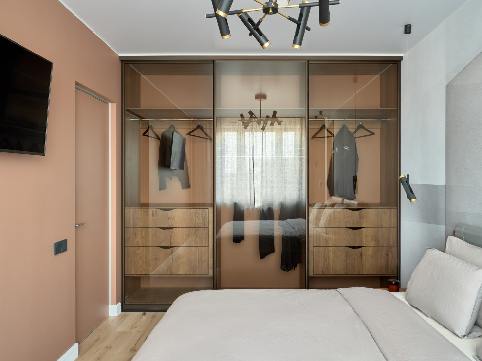 Идея дизайна: хозяйская спальня среднего размера в стиле лофт с оранжевыми стенами, коричневым полом и акцентной стеной