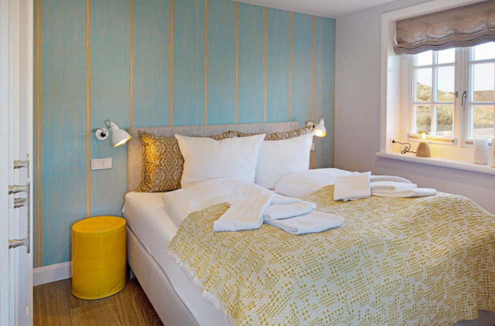 На фото: маленькая гостевая спальня (комната для гостей) в стиле фьюжн с серыми стенами, деревянным полом и обоями на стенах для на участке и в саду с