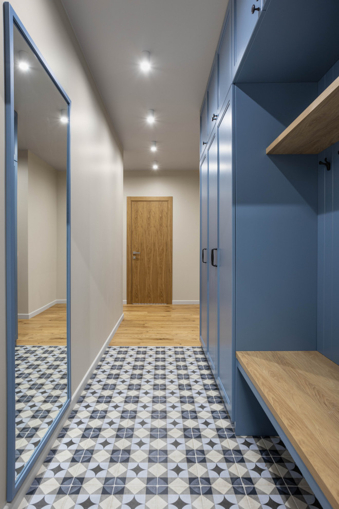 Idéer för mellanstora minimalistiska hallar, med grå väggar, mellanmörkt trägolv, en enkeldörr, mellanmörk trädörr och brunt golv