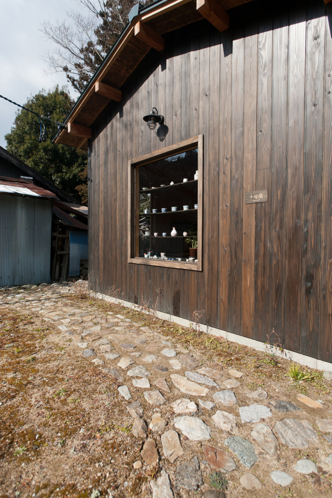 Example of a small asian detached guesthouse design in Other