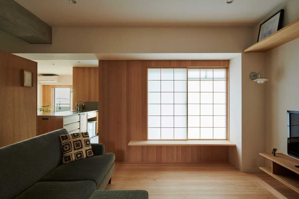 Пример оригинального дизайна: маленькая гостиная комната в стиле рустика с белыми стенами, светлым паркетным полом, коричневым полом, потолком с обоями и обоями на стенах для на участке и в саду
