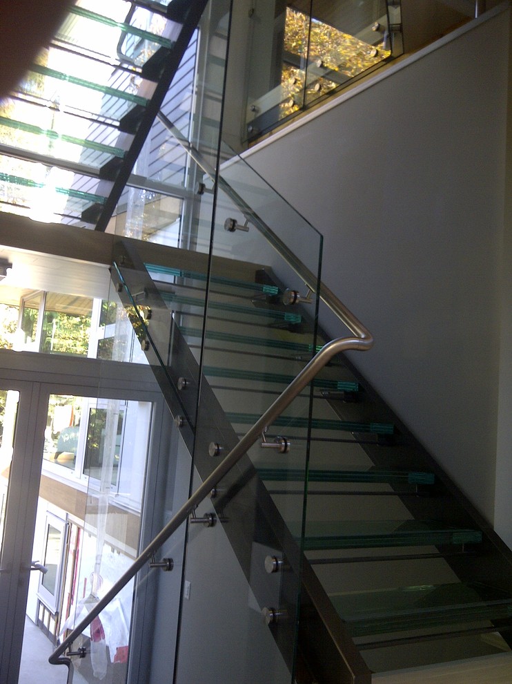 Ejemplo de escalera suspendida contemporánea de tamaño medio sin contrahuella con escalones de vidrio