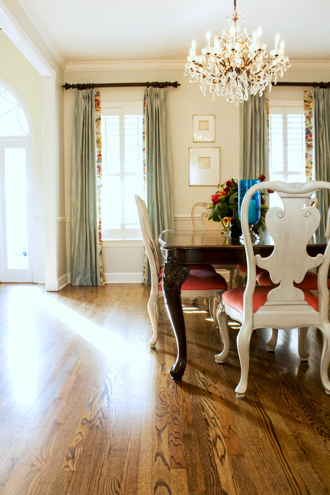 This is an example of a traditional dining room in Tampa.