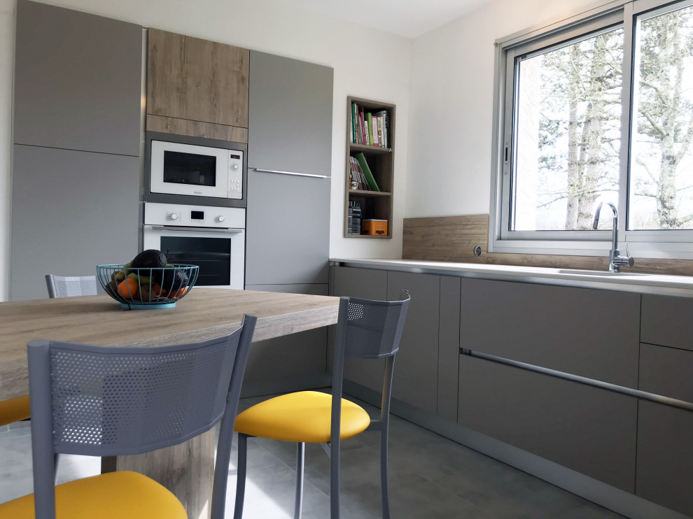 This is an example of a mid-sized contemporary u-shaped eat-in kitchen in Nantes with an undermount sink, medium wood cabinets, brown splashback, timber splashback, a peninsula and beige benchtop.