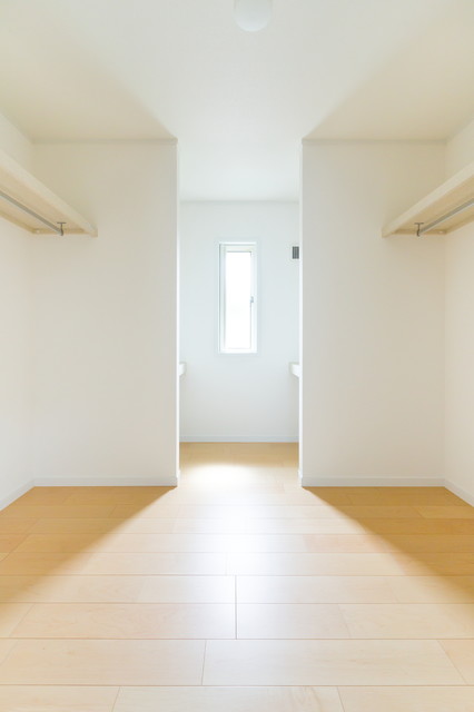 シンプルモダンなゼロエネルギーの家 armoire-et-dressing