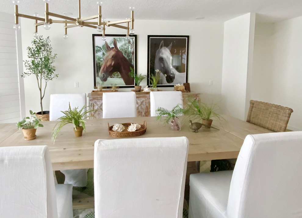 Idee per una grande sala da pranzo aperta verso il soggiorno stile marinaro con pavimento in vinile e pavimento beige
