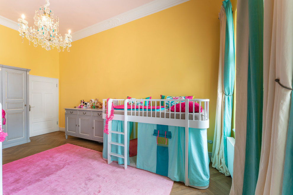 Neutrales, Großes Stilmix Kinderzimmer mit gelber Wandfarbe, braunem Holzboden, braunem Boden und Tapetenwänden in München