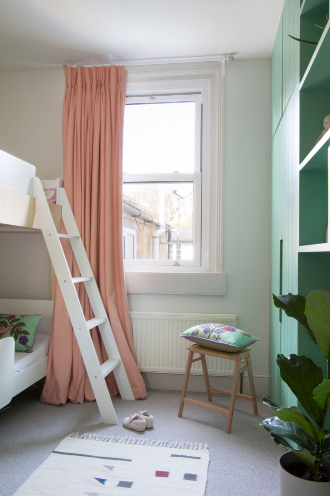 Свежая идея для дизайна: маленькая детская в современном стиле с спальным местом, белыми стенами и ковровым покрытием для на участке и в саду, ребенка от 4 до 10 лет, девочки - отличное фото интерьера