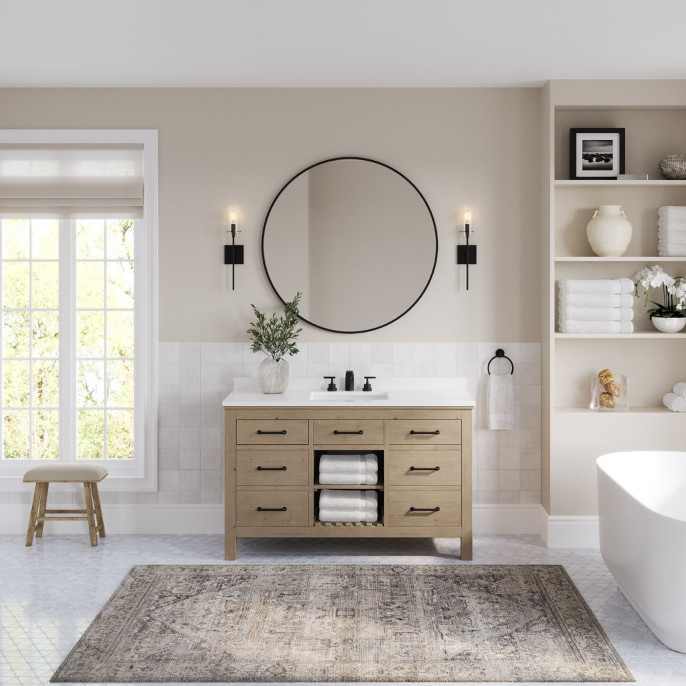 Klassisk inredning av ett vit vitt badrum, med släta luckor, skåp i ljust trä, ett fristående badkar, vit kakel, beige väggar, mosaikgolv, ett undermonterad handfat, marmorbänkskiva och vitt golv