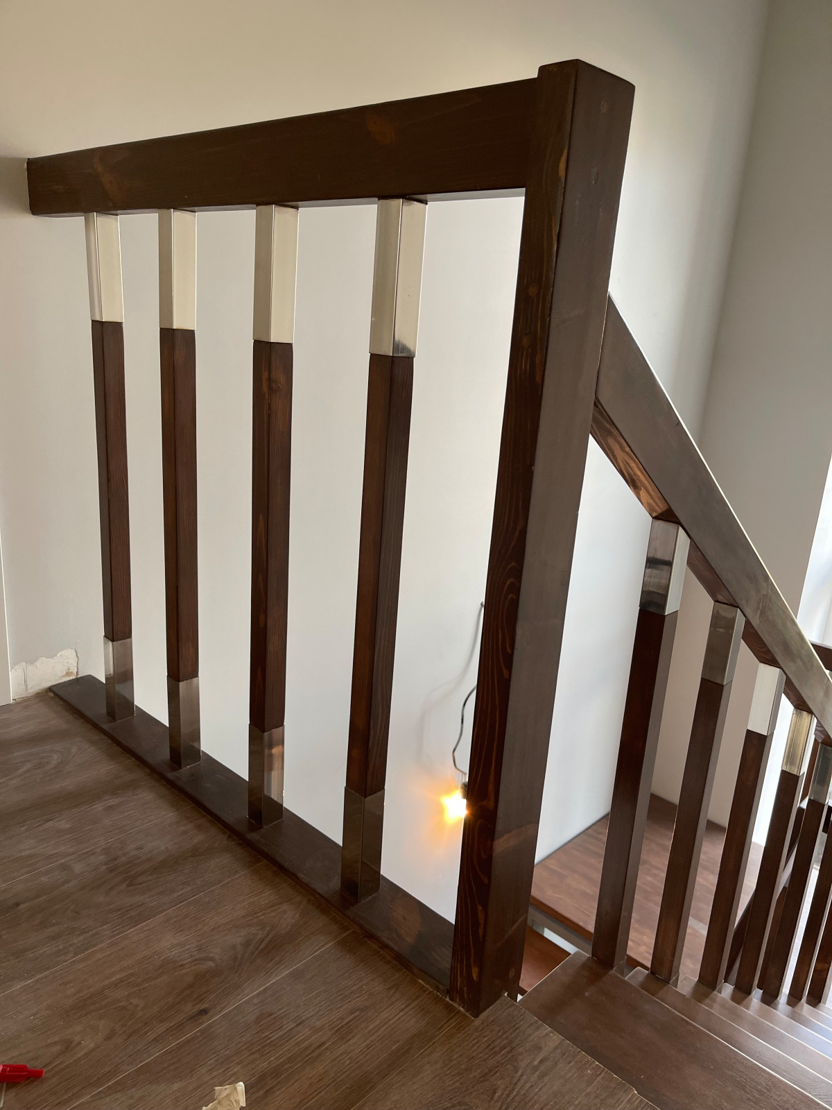 Лестница с квадратными балясинами с металлом