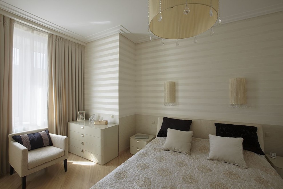 по обе стороны стекла