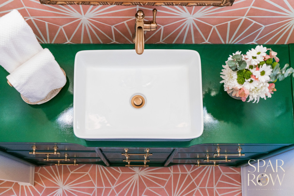 Inspiration för små eklektiska grönt badrum för barn, med luckor med profilerade fronter, gröna skåp, ett badkar i en alkov, en dusch i en alkov, en toalettstol med separat cisternkåpa, rosa kakel, keramikplattor, vita väggar, klinkergolv i keramik, ett fristående handfat, träbänkskiva, rosa golv och dusch med skjutdörr