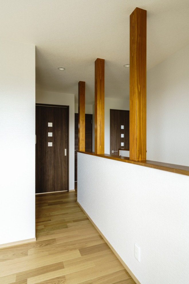 Пример оригинального дизайна: прямая деревянная лестница среднего размера в стиле модернизм с деревянными ступенями, металлическими перилами, обоями на стенах и кладовкой или шкафом под ней