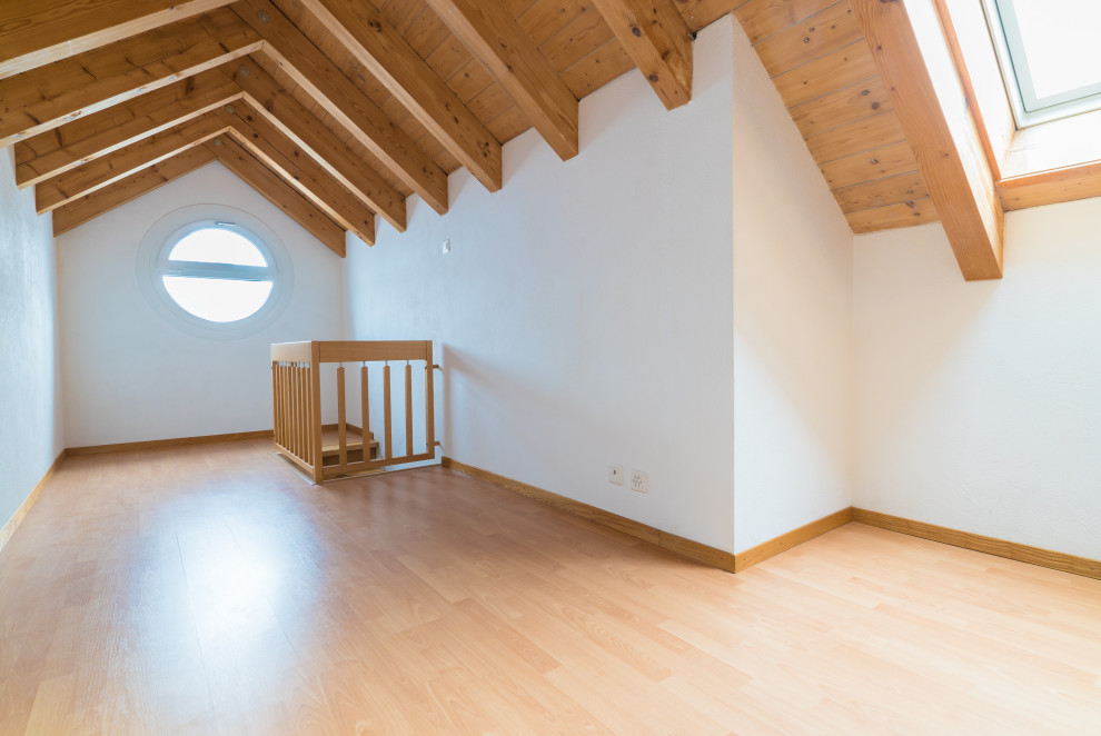 Imagen de sala de estar abierta rústica de tamaño medio con paredes blancas