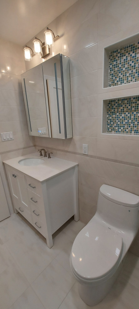 Mittelgroßes Modernes Badezimmer mit verzierten Schränken, weißen Schränken, Quarzit-Waschtisch, Einzelwaschbecken und freistehendem Waschtisch in New York
