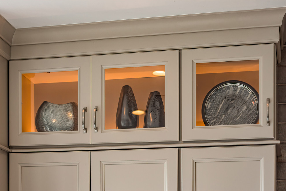 Kitchen - transitional kitchen idea in Columbus