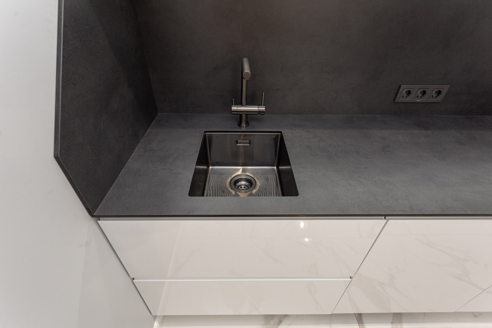 Черно-белая современная кухня