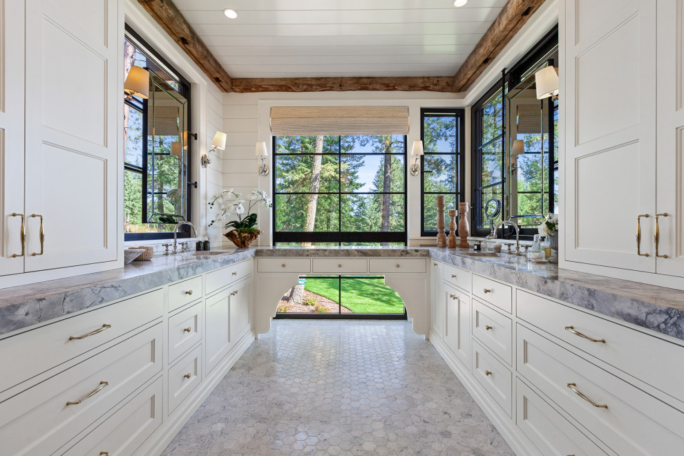 Esempio di una stanza da bagno padronale stile americano con ante bianche, pavimento in marmo, lavabo sottopiano, top in marmo, due lavabi, mobile bagno incassato, soffitto in perlinato e pareti in perlinato