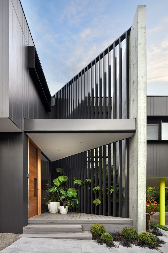 Mittelgroßer Moderner Eingang mit Drehtür und hellbrauner Holzhaustür in Melbourne
