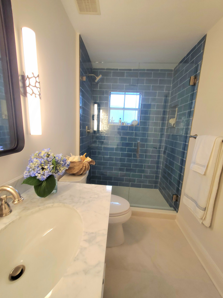 Diseño de cuarto de baño de pie marinero con armarios tipo mueble y aseo y ducha