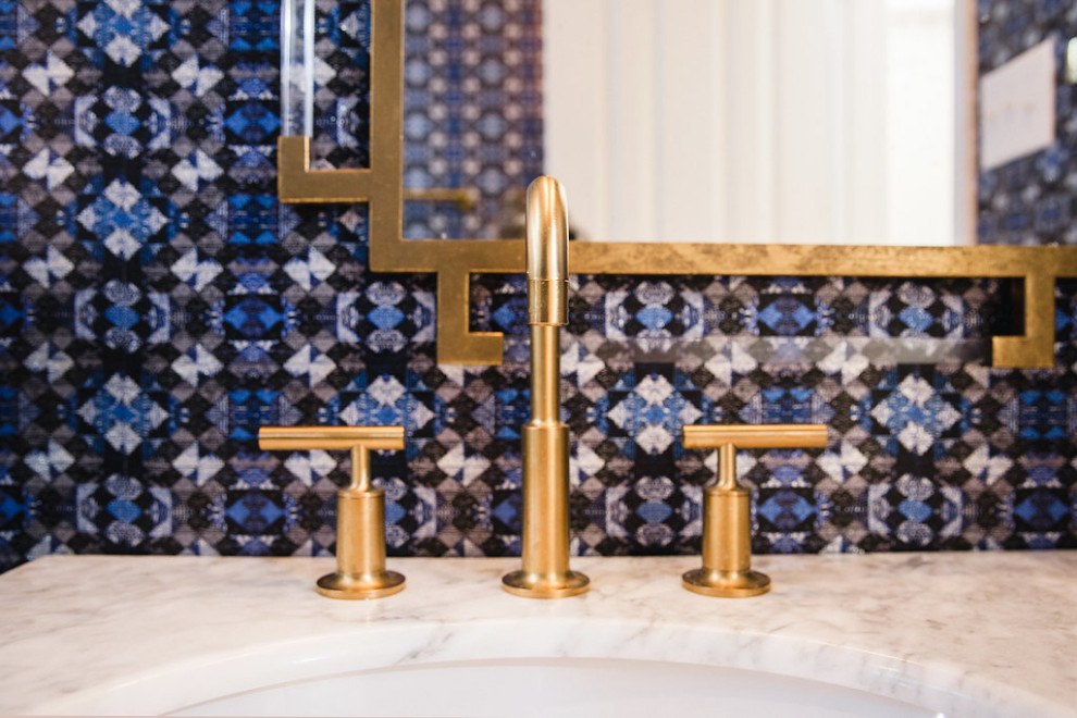 Stilmix Badezimmer mit offener Dusche, schwarz-weißen Fliesen, Duschbank und Tapetenwänden in Austin