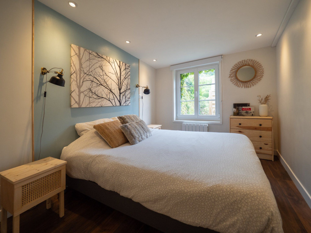 Idées déco pour une petite chambre parentale beige et blanche campagne avec un mur beige, parquet foncé et un sol marron.