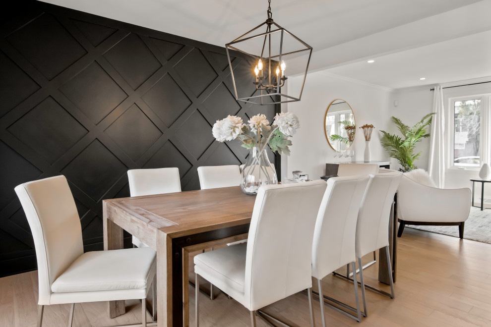 Идея дизайна: кухня-столовая среднего размера в стиле кантри с черными стенами, светлым паркетным полом, коричневым полом и панелями на части стены