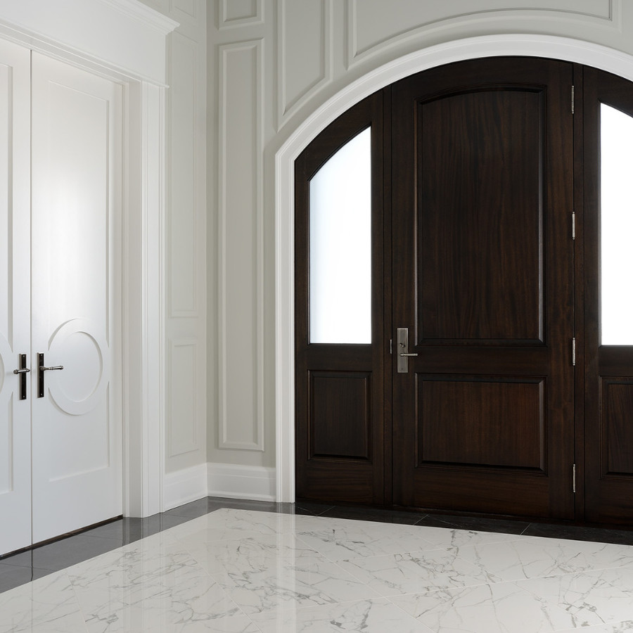 Imagen de distribuidor clásico renovado grande con paredes blancas, suelo de mármol, puerta simple, puerta de madera oscura, suelo blanco, casetón y panelado