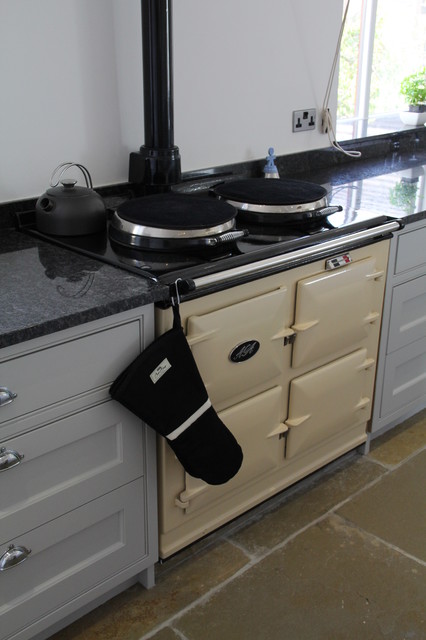 Bespoke English Shaker Kitchen traditional-kitchen