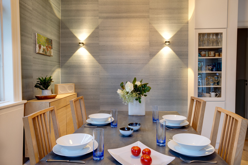 Idee per una grande sala da pranzo aperta verso il soggiorno nordica con pareti con effetto metallico, parquet chiaro e carta da parati