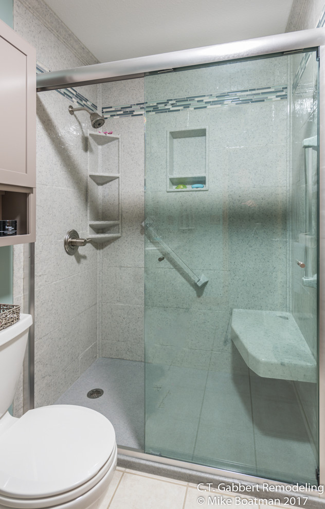 Exempel på ett mellanstort modernt badrum med dusch, med luckor med infälld panel, grå skåp, en dusch i en alkov, beige kakel, blå väggar, ett integrerad handfat, bänkskiva i onyx, beiget golv och dusch med skjutdörr