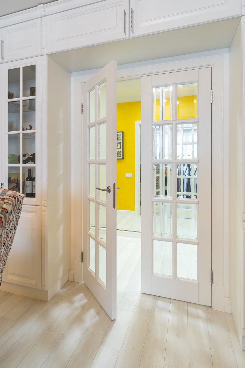 Яркая квартира с белыми дверями