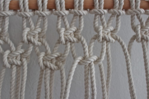 マクラメ編みで作る シンプルなフラッグ形のタペストリー 簡単diy Houzz ハウズ