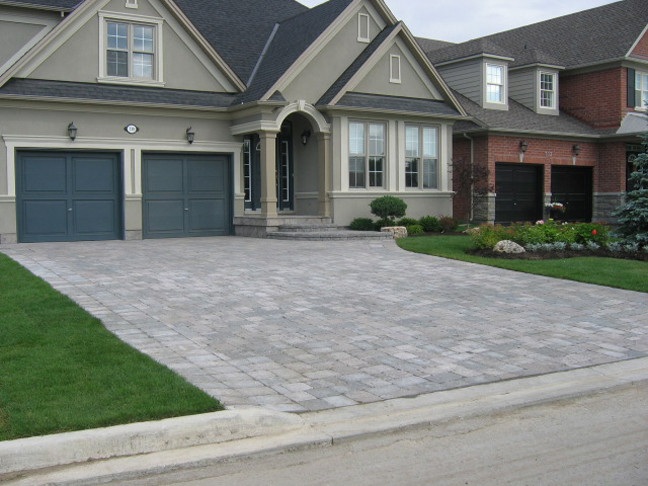 Inspiration for a transitional front yard brick driveway in Toronto.
