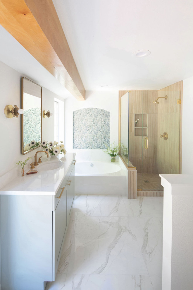 Inredning av ett eklektiskt mellanstort vit vitt badrum, med skåp i shakerstil, blå skåp, ett badkar i en alkov, en dusch i en alkov, brun kakel, keramikplattor, vita väggar, klinkergolv i porslin, ett undermonterad handfat, bänkskiva i kvarts, vitt golv och dusch med gångjärnsdörr
