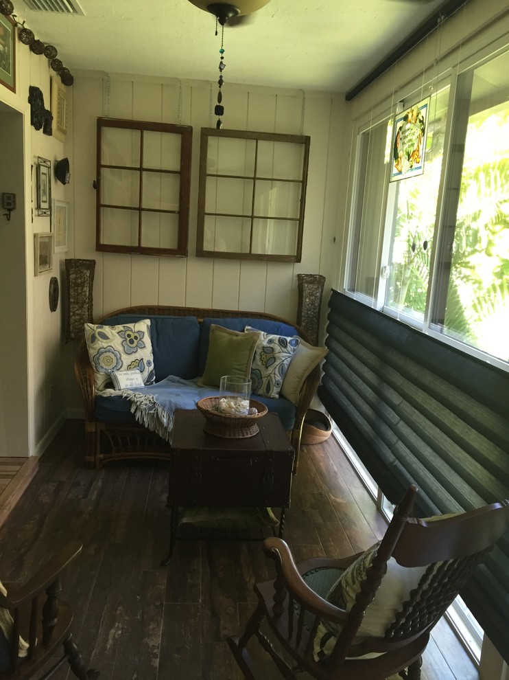 Example of a transitional home design design in Tampa