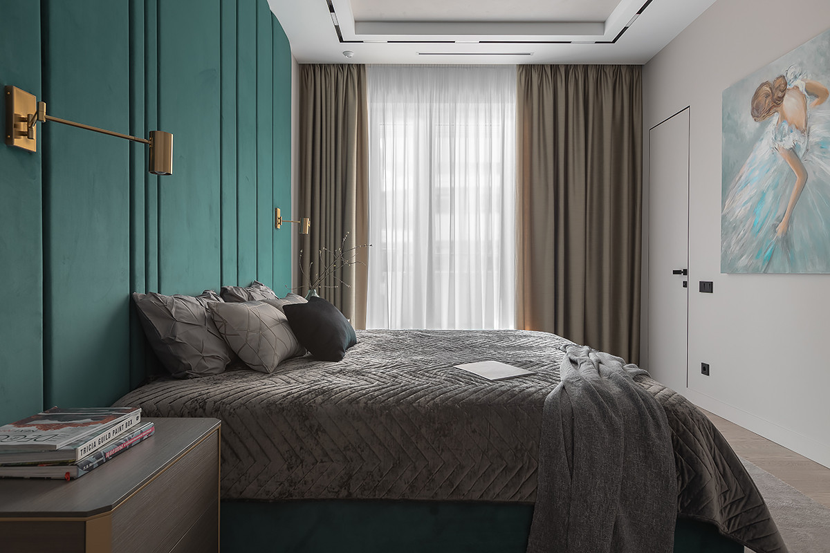 Современный интерьер с яркими акцентами в доме на набережной Невы